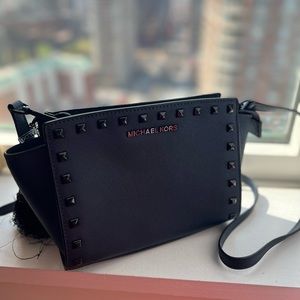 Micheal Kors Selma cross body Navy. almost new!